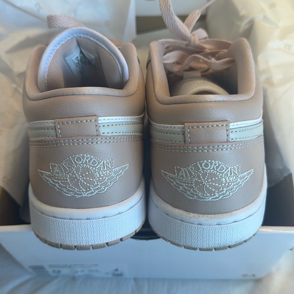 WMNS AIR JORDAN 1 LOW WHITE/light bone, size 9 - Picture 2 of 5